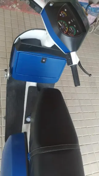 Vespa TX Scooter Azul y Blanco