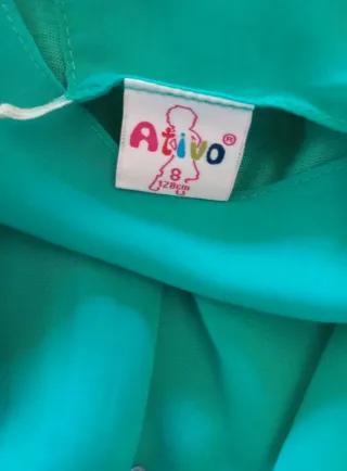 Vestido de criança com babados em camadas