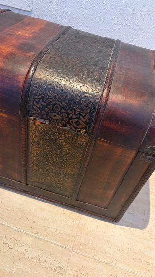 Baúl/cofre de madera con detalles metálicos