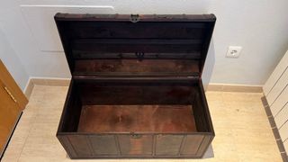 Baúl/cofre de madera con detalles metálicos
