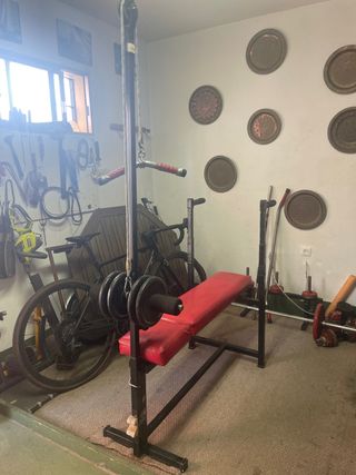 Banco de pesas con barra y discos