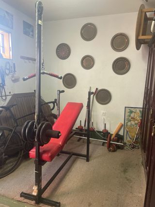 Banco de pesas con barra y discos