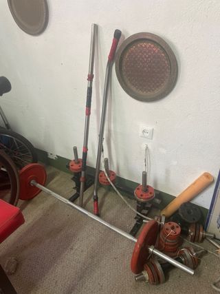 Banco de pesas con barra y discos