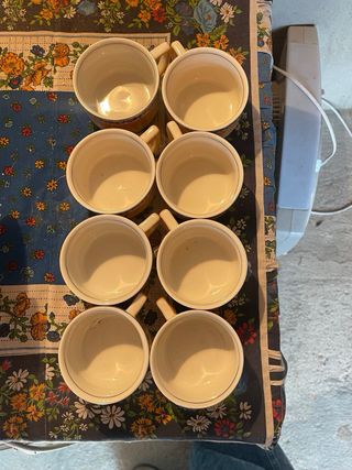 Juego de té de cerámica y porcelana.