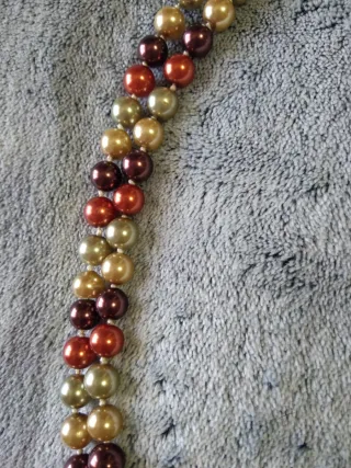 Collar de perlas en varios tonos