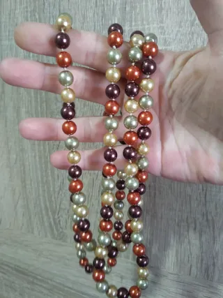 Collar de perlas en varios tonos