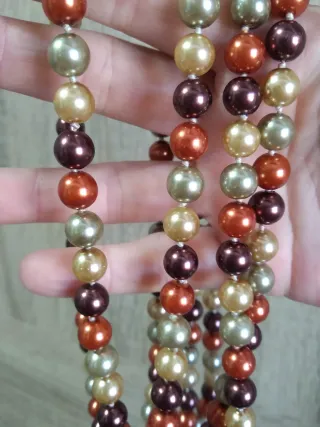 Collar de perlas en varios tonos