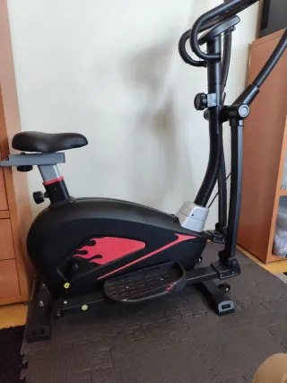 Bicicleta Elíptica Negra con Detalles Rojos