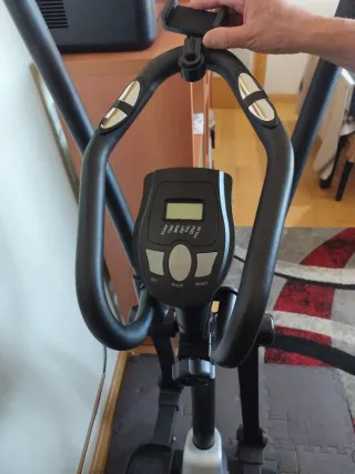 Bicicleta Elíptica Negra con Detalles Rojos