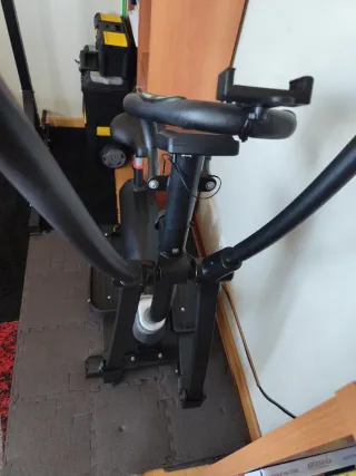 Bicicleta Elíptica Negra con Detalles Rojos