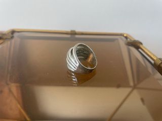 Anillo plateado diseño espiral