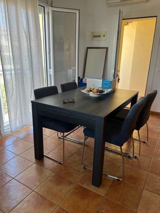 Mesa extensible de comedor con 4 sillas.