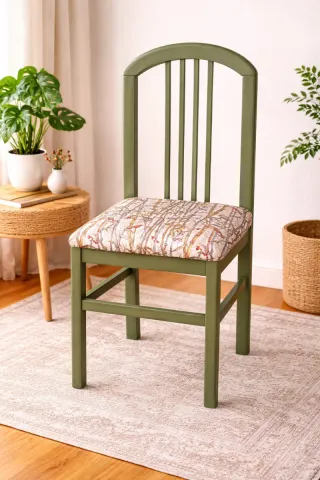 Silla restaurada verde con tapizado floral