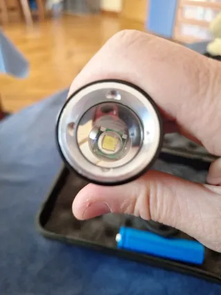 Linterna ONFENG 1561 LED alto alcance