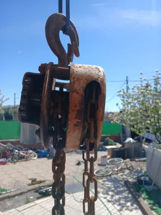 Polipasto de cadena oxidado