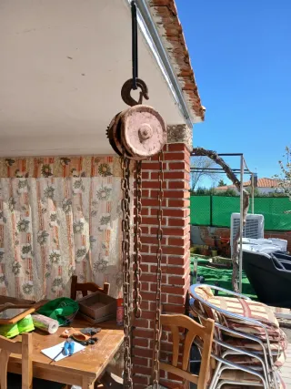 Polipasto de cadena oxidado