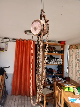Polipasto de cadena oxidado
