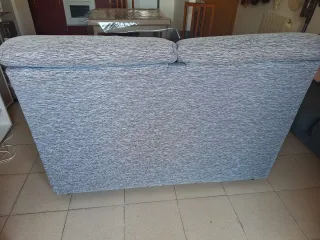 Sofá de 2 plazas gris azulado en Sant Fost