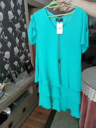Vestido de señora verde azulado