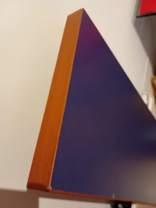 Estantería de madera marrón y azul oscuro.