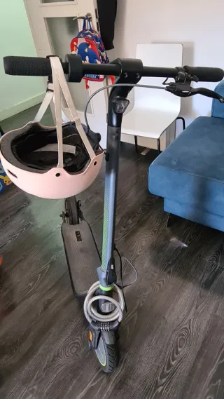 Patinete Eléctrico Cecotec D30 con casco y candado