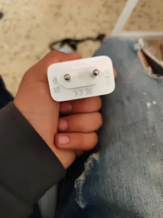 Cargador blanco con tecnología SUPERVOOC.One plus