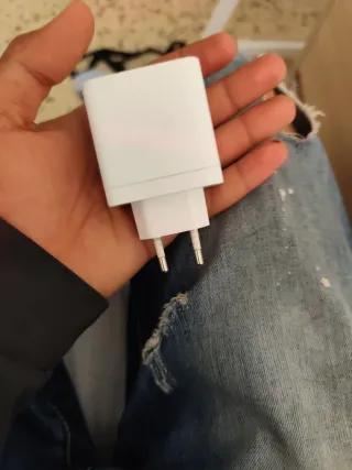 Cargador blanco con tecnología SUPERVOOC.One plus
