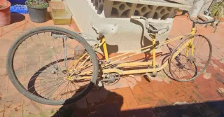 Bicicleta antigua doble amarilla