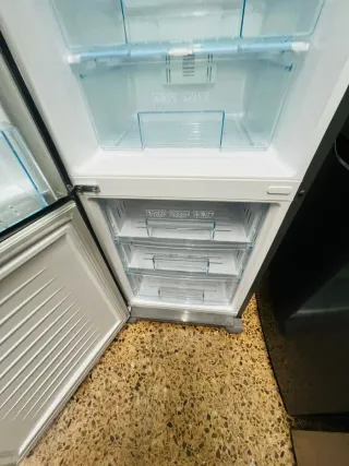 Nevera Daewoo 2m alto x 60cm ancho