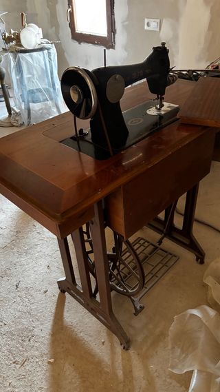Máquina de coser Alfa antigua