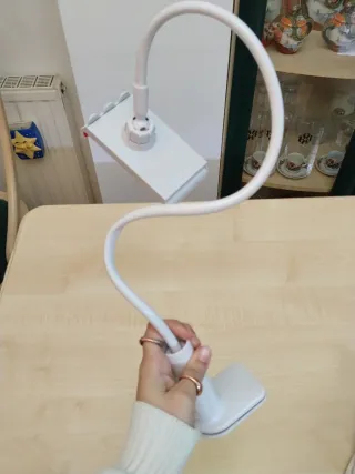 Soporte móvil cama blanco.