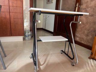 Mesa auxiliar con ruedas