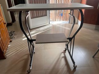 Mesa auxiliar con ruedas