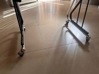 Mesa auxiliar con ruedas