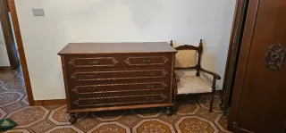 Comò in legno con cassetti in ottime condizioni.