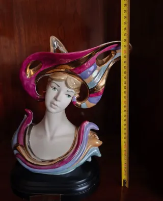 Busto de porcelana Turís