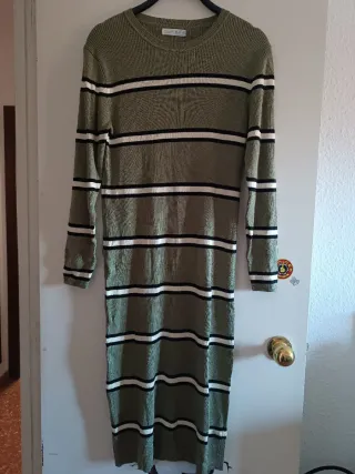 Consegna di abbigliamento da donna taglia M, vestiti, maglioni