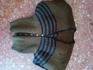 Consegna di abbigliamento da donna taglia M, vestiti, maglioni