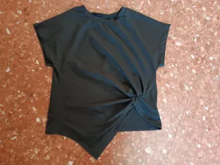 Consegna di abbigliamento da donna taglia M, vestiti, maglioni