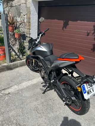 QJ Motor 125 SRK S Naked Negra/Naranja
