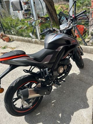 QJ Motor 125 SRK S Naked Negra/Naranja