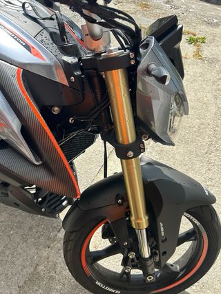 QJ Motor 125 SRK S Naked Negra/Naranja