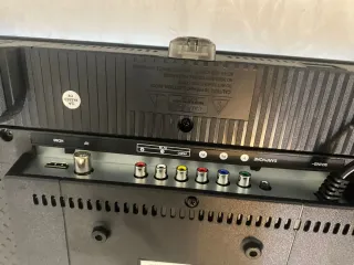 Televisor Nevir con pantalla rota