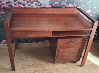 Scrivania in legno con cassettiera mobile