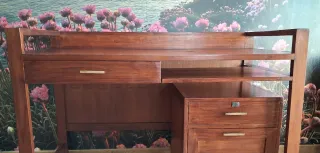Scrivania in legno con cassettiera mobile