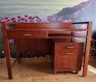 Scrivania in legno con cassettiera mobile