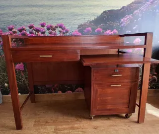 Scrivania in legno con cassettiera mobile