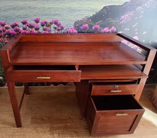 Scrivania in legno con cassettiera mobile