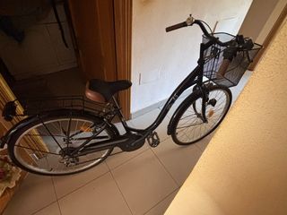 Bicicleta urbana negra con cesta