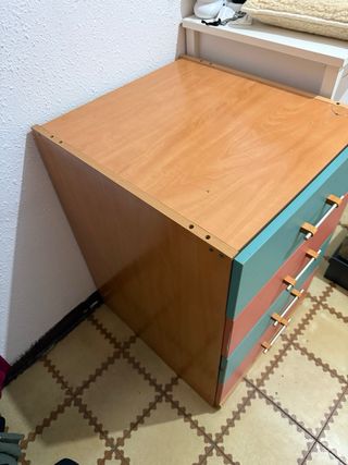 Cajonera de madera y plástico